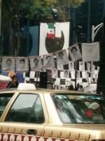 תמונות של 43 הסטודנטים שנחטפו ונרצחו תלויות כחלק ממחאה מחוץ למשרד ממשלתי, מקסיקו סיטי.
